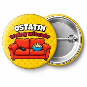 Przypinka Ostatni Wolny Wieczór Kanapa i Pilot: przypinka na wieczór kawalerski z napisem Ostatni wolny wieczór – przód i aluminiowy tył z agrafką