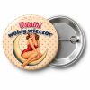Przypinka Ostatni Wolny Wieczór Pin-up na Księżycu: przypinka na wieczór kawalerski z napisem Ostatni wolny wieczór – przód i aluminiowy tył z agrafką