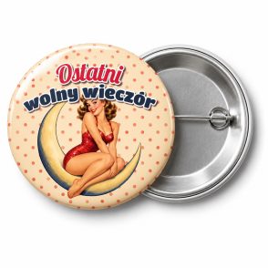 Przypinka Ostatni Wolny Wieczór Pin-up na Księżycu: przypinka na wieczór kawalerski z napisem Ostatni wolny wieczór – przód i aluminiowy tył z agrafką