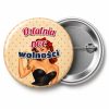 Przypinka Ostatnia Noc Wolności Pin-up z Kluczem: przypinka na wieczór kawalerski z napisem Ostatnia noc wolności – przód i aluminiowy tył z agrafką