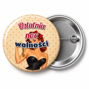 Przypinka Ostatnia Noc Wolności Pin-up z Kluczem: przypinka na wieczór kawalerski z napisem Ostatnia noc wolności – przód i aluminiowy tył z agrafką