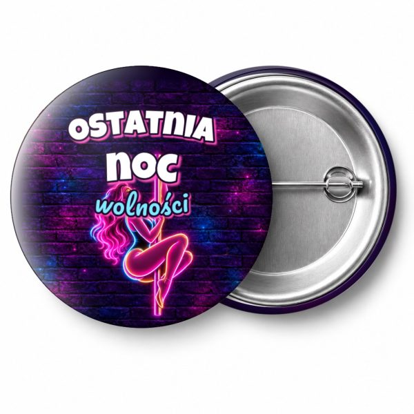 Przypinka Ostatnia Noc Wolności Tancerka na Rurze: przypinka na wieczór kawalerski z napisem Ostatnia noc wolności – przód i aluminiowy tył z agrafką