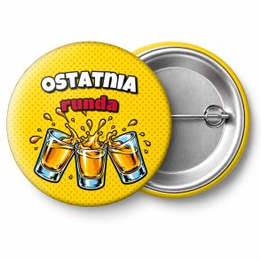 Przypinka Ostatnia Runda Komiksowe Shoty: przypinka na wieczór kawalerski z napisem Ostatnia runda – przód i aluminiowy tył z agrafką