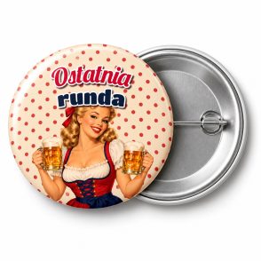 Przypinka Ostatnia Runda Pin-up z Kuflami: przypinka na wieczór kawalerski z napisem Ostatnia runda – przód i aluminiowy tył z agrafką