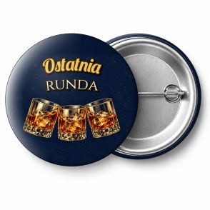 Przypinka Ostatnia Runda Trzy Szklanki Whisky: przypinka na wieczór kawalerski z napisem Ostatnia runda – przód i aluminiowy tył z agrafką