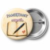 Przypinka Pamiętamy Wszystko: przypinka na spotkanie klasowe z napisem Pamiętamy wszystko – przód i aluminiowy tył z agrafką