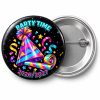 Przypinka Party Time Emblemat: przypinka na Sylwestra z napisem PARTY TIME oraz polem rok (np. 2026/2027) – przód i aluminiowy tył z agrafką