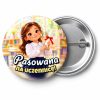 Przypinka Pasowana na Uczennicę Dziewczynka z Dyplomem: przypinka na pasowanie pierwszoklasisty z napisem Pasowana na uczennicę! – przód i aluminiowy tył z agrafką
