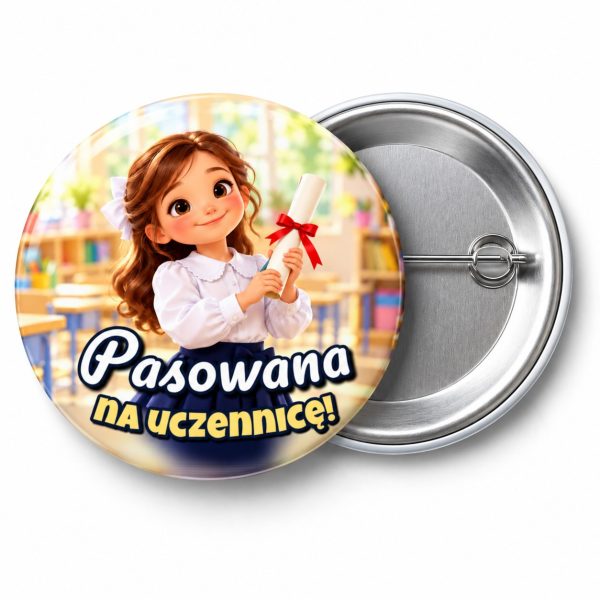 Przypinka Pasowana na Uczennicę Dziewczynka z Dyplomem: przypinka na pasowanie pierwszoklasisty z napisem Pasowana na uczennicę! – przód i aluminiowy tył z agrafką