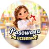 Wzór: Przypinka Pasowana na Uczennicę Dziewczynka z Dyplomem – grafika z napisem Pasowana na uczennicę!