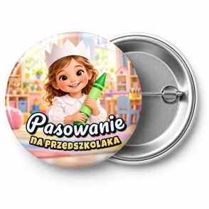 Przypinka Pasowanie na Przedszkolaka Dziewczynka z Kredką: przypinka na pasowanie na przedszkolaka z napisem Pasowanie na przedszkolaka – przód i aluminiowy tył z agrafką