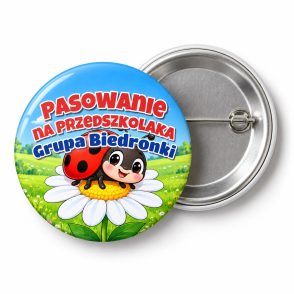 Przypinka Pasowanie na Przedszkolaka Grupa Biedronki: przypinka na pasowanie na przedszkolaka z napisem Pasowanie na Przedszkolaka oraz polem grupa (np. Grupa Biedronki) – przód i aluminiowy tył z agrafką