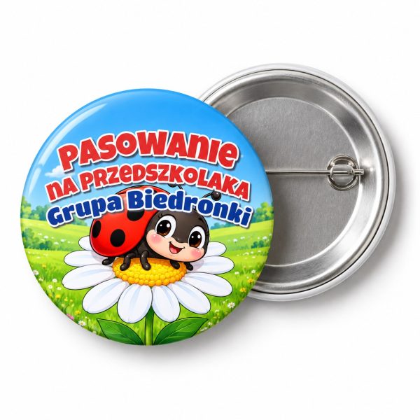 Przypinka Pasowanie na Przedszkolaka Grupa Biedronki: przypinka na pasowanie na przedszkolaka z napisem Pasowanie na Przedszkolaka oraz polem grupa (np. Grupa Biedronki) – przód i aluminiowy tył z agrafką