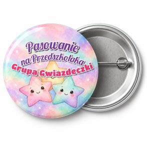 Przypinka Pasowanie na Przedszkolaka Grupa Gwiazdeczki: przypinka na pasowanie na przedszkolaka z napisem Pasowanie na Przedszkolaka oraz polem grupa (np. Grupa Gwiazdeczki) – przód i aluminiowy tył z agrafką