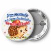 Przypinka Pasowanie na Przedszkolaka Grupa Jeżyki: przypinka na pasowanie na przedszkolaka z napisem Pasowanie na Przedszkolaka oraz polem grupa (np. Grupa Jeżyki) – przód i aluminiowy tył z agrafką