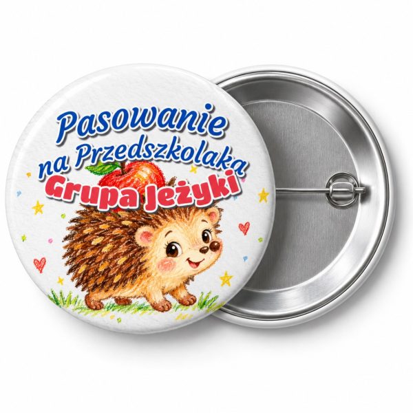 Przypinka Pasowanie na Przedszkolaka Grupa Jeżyki: przypinka na pasowanie na przedszkolaka z napisem Pasowanie na Przedszkolaka oraz polem grupa (np. Grupa Jeżyki) – przód i aluminiowy tył z agrafką