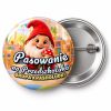Przypinka Pasowanie na Przedszkolaka Grupa Krasnoludki: przypinka na pasowanie na przedszkolaka z napisem Pasowanie na Przedszkolaka oraz polem grupa (np. Grupa Krasnoludki) – przód i aluminiowy tył z agrafką