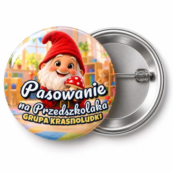 Przypinka Pasowanie na Przedszkolaka Grupa Krasnoludki: przypinka na pasowanie na przedszkolaka z napisem Pasowanie na Przedszkolaka oraz polem grupa (np. Grupa Krasnoludki) – przód i aluminiowy tył z agrafką
