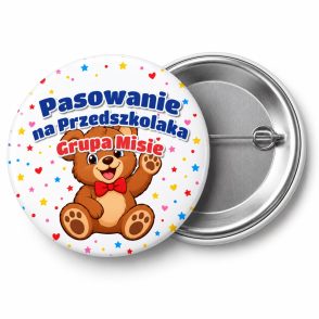 Przypinka Pasowanie na Przedszkolaka Grupa Misie: przypinka na pasowanie na przedszkolaka z napisem Pasowanie na Przedszkolaka oraz polem grupa (np. Grupa Misie) – przód i aluminiowy tył z agrafką