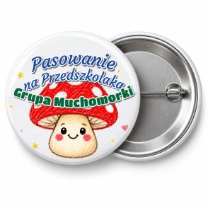Przypinka Pasowanie na Przedszkolaka Grupa Muchomorki: przypinka na pasowanie na przedszkolaka z napisem Pasowanie na Przedszkolaka oraz polem grupa (np. Grupa Muchomorki) – przód i aluminiowy tył z agrafką