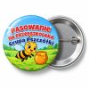 Przypinka Pasowanie na Przedszkolaka Grupa Pszczółki: przypinka na pasowanie na przedszkolaka z napisem Pasowanie na Przedszkolaka oraz polem grupa (np. Grupa Pszczółki) – przód i aluminiowy tył z agrafką