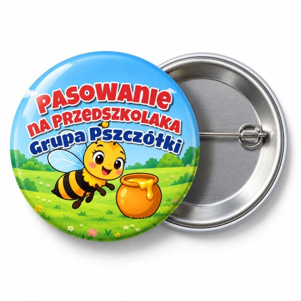 Przypinka Pasowanie na Przedszkolaka Grupa Pszczółki: przypinka na pasowanie na przedszkolaka z napisem Pasowanie na Przedszkolaka oraz polem grupa (np. Grupa Pszczółki) – przód i aluminiowy tył z agrafką