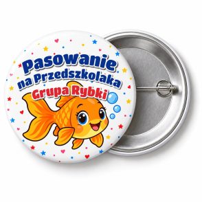 Przypinka Pasowanie na Przedszkolaka Grupa Rybki: przypinka na pasowanie na przedszkolaka z napisem Pasowanie na Przedszkolaka oraz polem grupa (np. Grupa Rybki) – przód i aluminiowy tył z agrafką