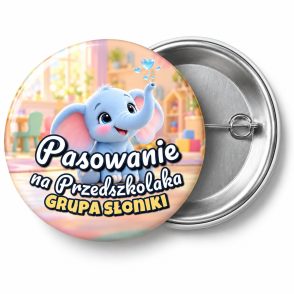 Przypinka Pasowanie na Przedszkolaka Grupa Słoniki: przypinka na pasowanie na przedszkolaka z napisem Pasowanie na Przedszkolaka oraz polem grupa (np. Grupa Słoniki) – przód i aluminiowy tył z agrafką