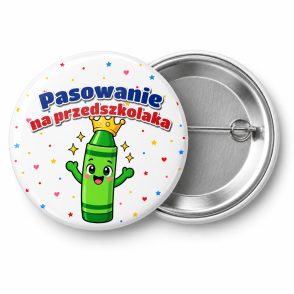 Przypinka Pasowanie na Przedszkolaka Kredka z Koroną: przypinka na pasowanie na przedszkolaka z napisem Pasowanie na przedszkolaka – przód i aluminiowy tył z agrafką