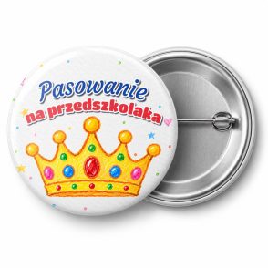 Przypinka Pasowanie na Przedszkolaka Kredkowa Korona: przypinka na pasowanie na przedszkolaka z napisem Pasowanie na przedszkolaka – przód i aluminiowy tył z agrafką