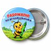 Przypinka Pasowanie na Przedszkolaka Pszczółka z Kredką: przypinka na pasowanie na przedszkolaka z napisem Pasowanie na przedszkolaka – przód i aluminiowy tył z agrafką