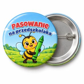 Przypinka Pasowanie na Przedszkolaka Pszczółka z Kredką: przypinka na pasowanie na przedszkolaka z napisem Pasowanie na przedszkolaka – przód i aluminiowy tył z agrafką