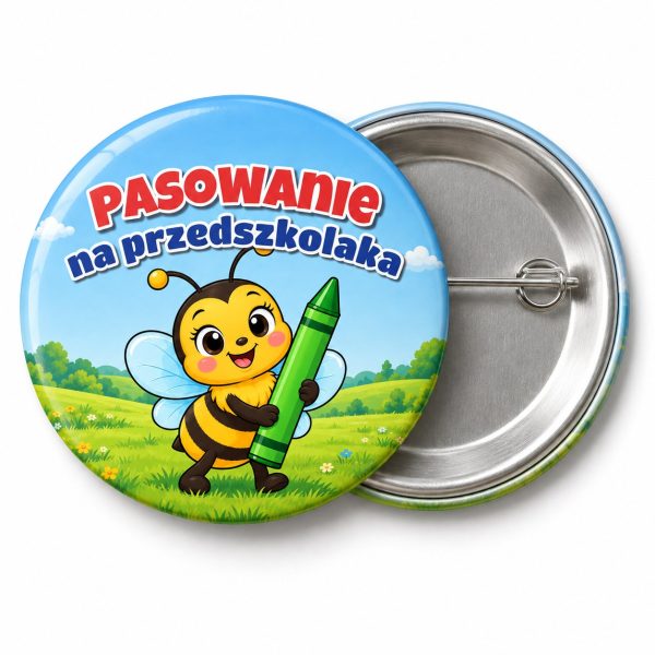 Przypinka Pasowanie na Przedszkolaka Pszczółka z Kredką: przypinka na pasowanie na przedszkolaka z napisem Pasowanie na przedszkolaka – przód i aluminiowy tył z agrafką