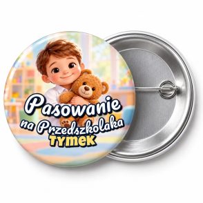 Przypinka Pasowanie na Przedszkolaka z Imieniem Chłopiec z Misiem: przypinka na pasowanie na przedszkolaka z napisem Pasowanie na Przedszkolaka oraz polem imię (np. Tymek) – przód i aluminiowy tył z agrafką
