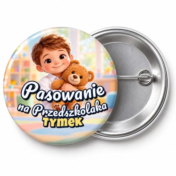 Przypinka Pasowanie na Przedszkolaka z Imieniem Chłopiec z Misiem: przypinka na pasowanie na przedszkolaka z napisem Pasowanie na Przedszkolaka oraz polem imię (np. Tymek) – przód i aluminiowy tył z agrafką