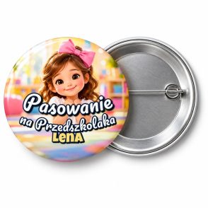 Przypinka Pasowanie na Przedszkolaka z Imieniem Dziewczynka z Kokardą: przypinka na pasowanie na przedszkolaka z napisem Pasowanie na Przedszkolaka oraz polem imię (np. Lena) – przód i aluminiowy tył z agrafką