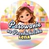 Wzór: Przypinka Pasowanie na Przedszkolaka z Imieniem Dziewczynka z Kokardą – napis Pasowanie na Przedszkolaka i pole imię