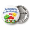 Przypinka Pasowanie na Przedszkolaka z Imieniem Kredkowy Domek: przypinka na pasowanie na przedszkolaka z napisem Pasowanie na Przedszkolaka oraz polem imię (np. Ola) – przód i aluminiowy tył z agrafką