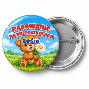 Przypinka Pasowanie na Przedszkolaka z Imieniem Miś z Kwiatkiem: przypinka na pasowanie na przedszkolaka z napisem Pasowanie na Przedszkolaka oraz polem imię (np. Zosia) – przód i aluminiowy tył z agrafką
