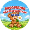 Wzór: Przypinka Pasowanie na Przedszkolaka z Imieniem Miś z Kwiatkiem – napis Pasowanie na Przedszkolaka i pole imię