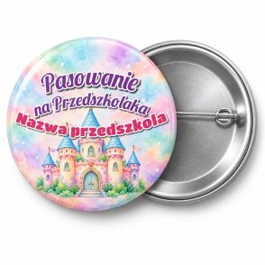 Przypinka Pasowanie na Przedszkolaka z Nazwą Przedszkola Bajkowy Zamek: przypinka na pasowanie na przedszkolaka z napisem Pasowanie na Przedszkolaka oraz polem nazwa przedszkola (np. Nazwa przedszkola) – przód i aluminiowy tył z agrafką