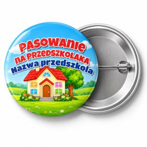 Przypinka Pasowanie na Przedszkolaka z Nazwą Przedszkola Domek z Ogródkiem: przypinka na pasowanie na przedszkolaka z napisem Pasowanie na Przedszkolaka oraz polem nazwa przedszkola (np. Nazwa przedszkola) – przód i aluminiowy tył z agrafką