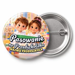 Przypinka Pasowanie na Przedszkolaka z Nazwą Przedszkola Dzieci z Kredką: przypinka na pasowanie na przedszkolaka z napisem Pasowanie na Przedszkolaka oraz polem nazwa przedszkola (np. Nazwa przedszkola) – przód i aluminiowy tył z agrafką
