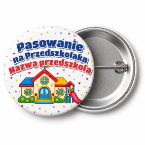 Przypinka Pasowanie na Przedszkolaka z Nazwą Przedszkola Kolorowy Domek: przypinka na pasowanie na przedszkolaka z napisem Pasowanie na Przedszkolaka oraz polem nazwa przedszkola (np. Nazwa przedszkola) – przód i aluminiowy tył z agrafką