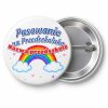 Przypinka Pasowanie na Przedszkolaka z Nazwą Przedszkola Kredkowa Tęcza: przypinka na pasowanie na przedszkolaka z napisem Pasowanie na Przedszkolaka oraz polem nazwa przedszkola (np. Nazwa przedszkola) – przód i aluminiowy tył z agrafką