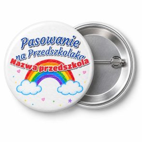 Przypinka Pasowanie na Przedszkolaka z Nazwą Przedszkola Kredkowa Tęcza: przypinka na pasowanie na przedszkolaka z napisem Pasowanie na Przedszkolaka oraz polem nazwa przedszkola (np. Nazwa przedszkola) – przód i aluminiowy tył z agrafką
