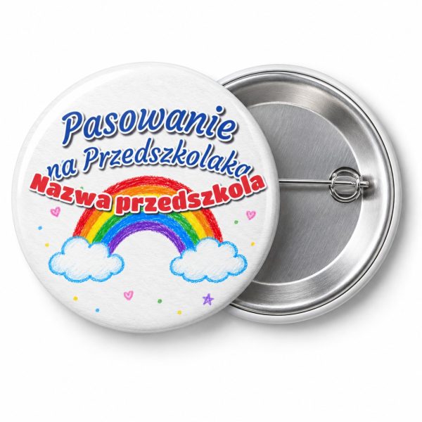 Przypinka Pasowanie na Przedszkolaka z Nazwą Przedszkola Kredkowa Tęcza: przypinka na pasowanie na przedszkolaka z napisem Pasowanie na Przedszkolaka oraz polem nazwa przedszkola (np. Nazwa przedszkola) – przód i aluminiowy tył z agrafką