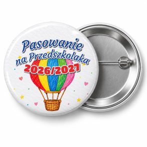 Przypinka Pasowanie na Przedszkolaka z Rokiem Przedszkolnym Kredkowy Balon: przypinka na pasowanie na przedszkolaka z napisem Pasowanie na Przedszkolaka oraz polem rok przedszkolny (np. 2026/2027) – przód i aluminiowy tył z agrafką
