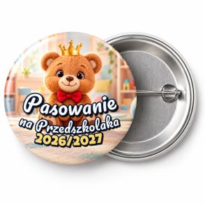 Przypinka Pasowanie na Przedszkolaka z Rokiem Przedszkolnym Miś w Koronie: przypinka na pasowanie na przedszkolaka z napisem Pasowanie na Przedszkolaka oraz polem rok przedszkolny (np. 2026/2027) – przód i aluminiowy tył z agrafką