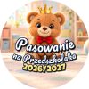 Wzór: Przypinka Pasowanie na Przedszkolaka z Rokiem Przedszkolnym Miś w Koronie – napis Pasowanie na Przedszkolaka i pole rok przedszkolny